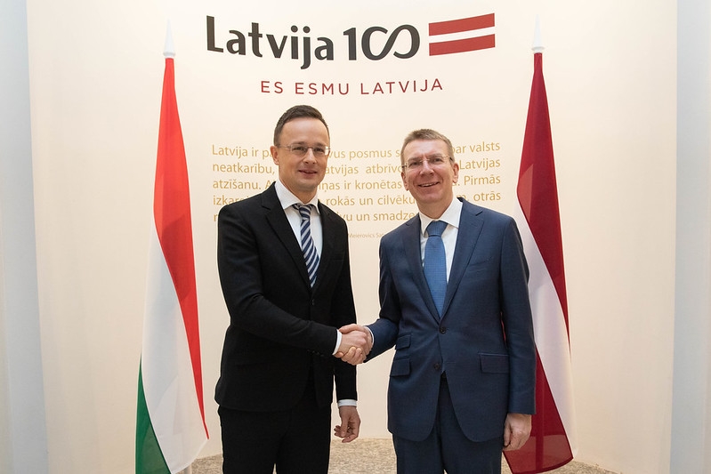 Edgars Rinkēvičs Latvijā uzņem Ungārijas ārlietu un tirdzniecības lietu ministru Pēteru Sījārto 