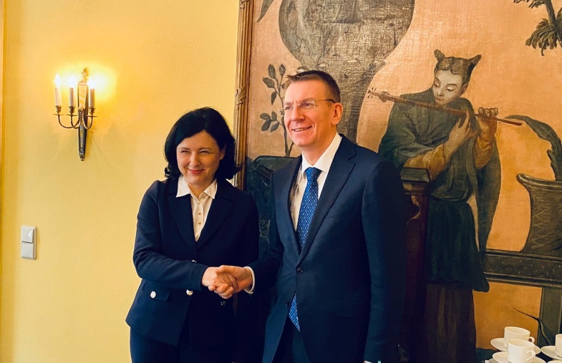 Latvian Foreign Minister Edgars Rinkēvičs and European Commission Vice President Věra Jourova in Munich discuss strengthening the rule of law and the fight against disinformation in Europe