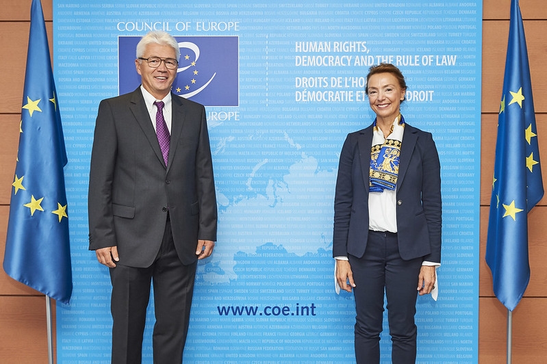 Ambassador Jānis Karkliņš presents his credentials to the Secretary General of the Council of Europe