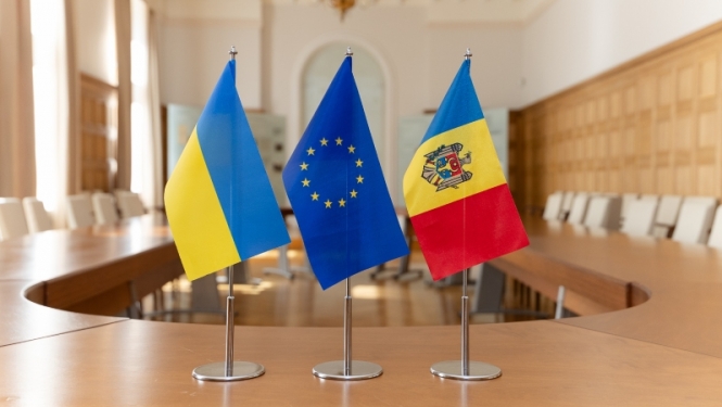 Ukrainas, Eiropas Savienības un Moldovas karogi