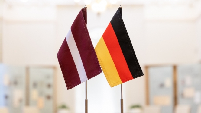 Latvijas un Vācijas karogi