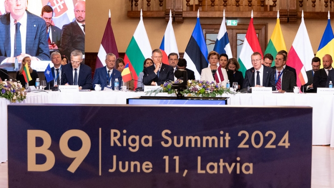 NATO Austrumu flanga valstu (B9) samita dalībnieki pie apspriežu galda