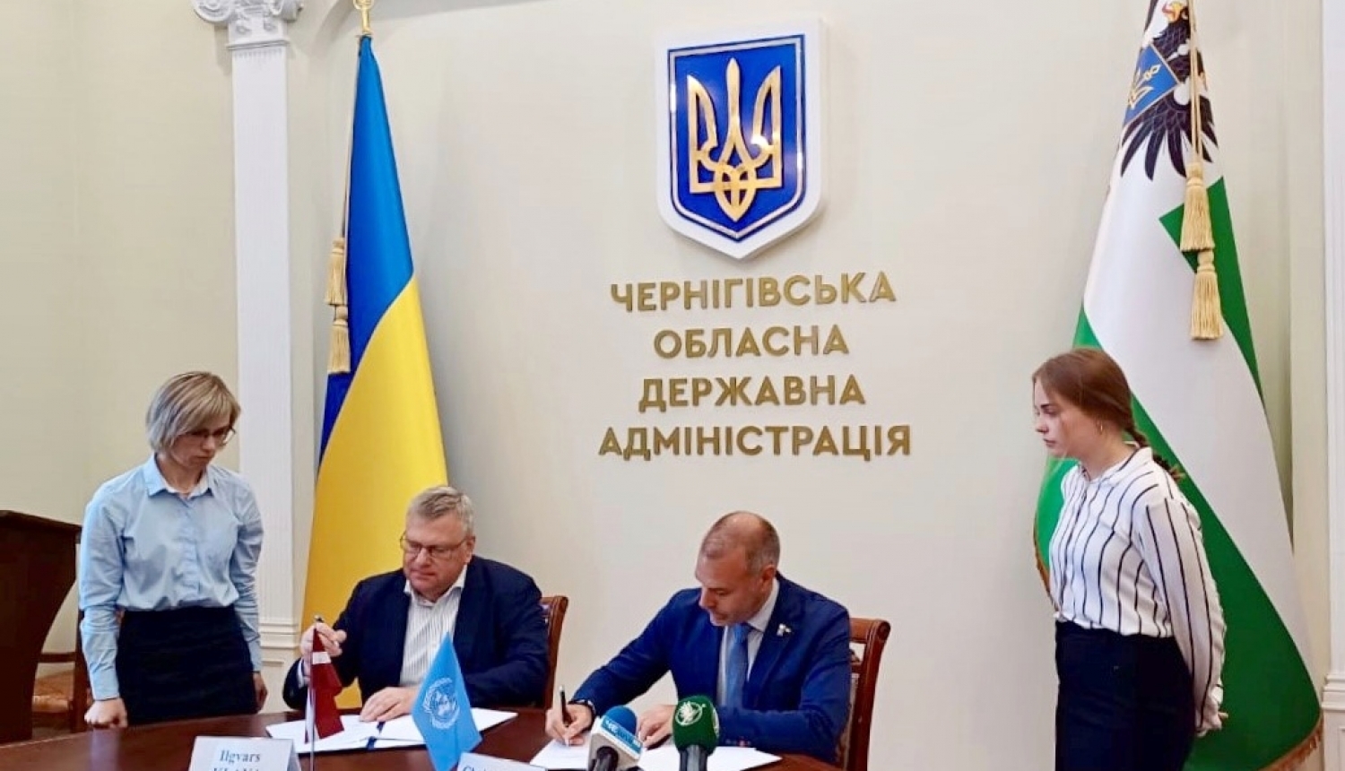 Ambassador of Latvia to Ukraine, Ilgvars Kļava, acting on behalf of the Ministry of Foreign Affairs, and the Deputy Resident Representative the United Nations Development Programme in Ukraine, Christophoros Politis, signing the agreement