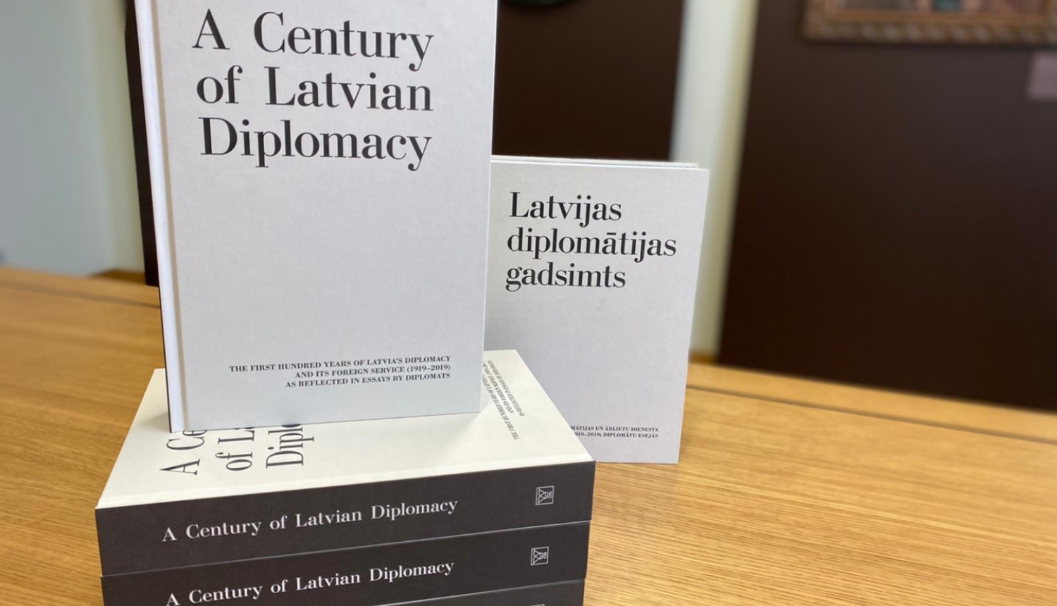 Klajā nācis krājuma “Latvijas diplomātijas gadsimts” izdevums angļu valodā