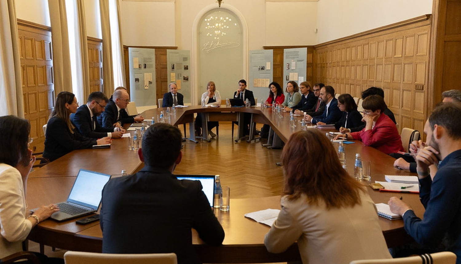 Andris Pelšs un Eiropas Komisijas ģenerāldirektorātu pārstāvji pie apspriežu galda