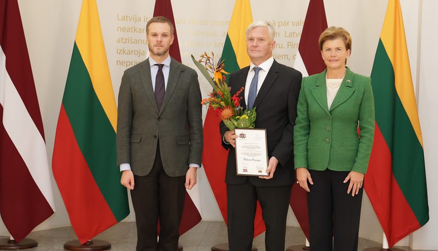 Latvijas un Lietuvas ārlietu ministri kopā ar balvas ieguvēju