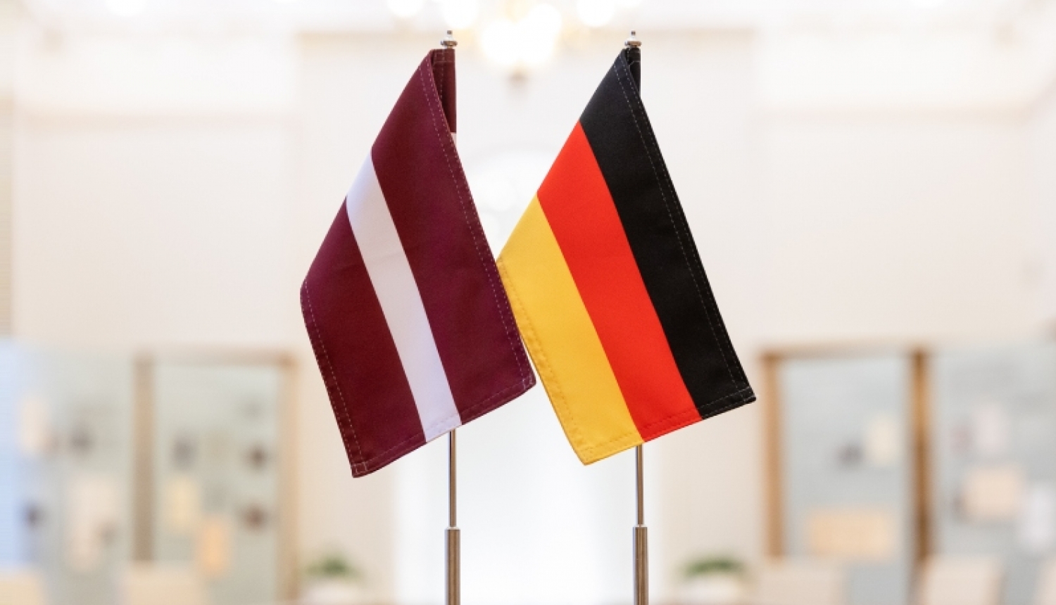 Latvijas un Vācijas karogi