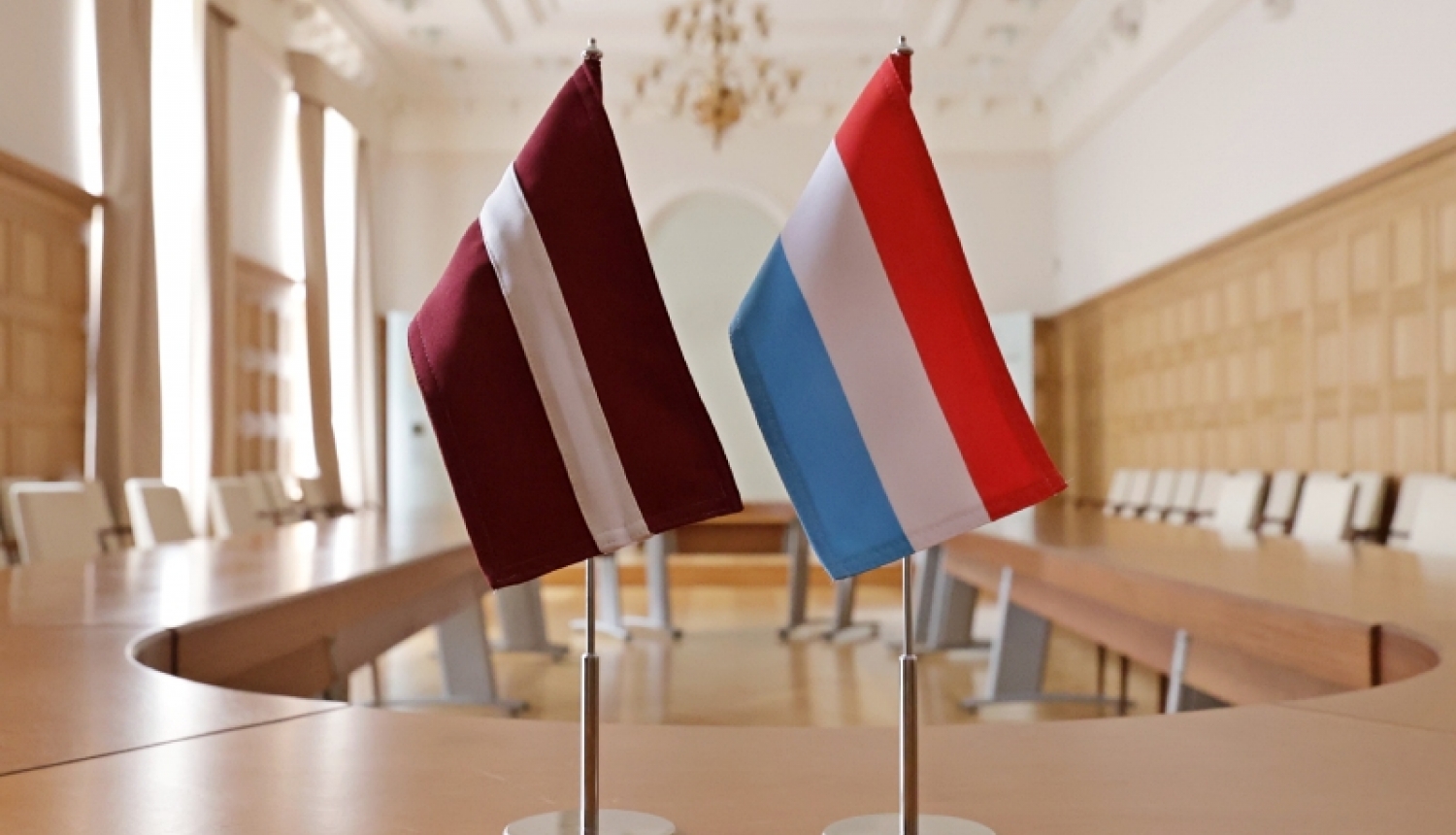Latvijas un Luksemburgas karogi