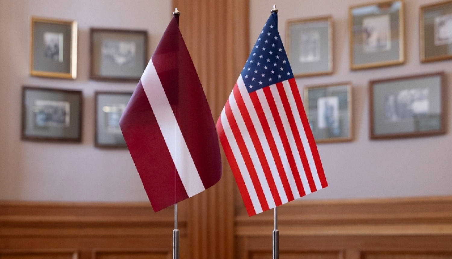 Latvijas un ASV karogi