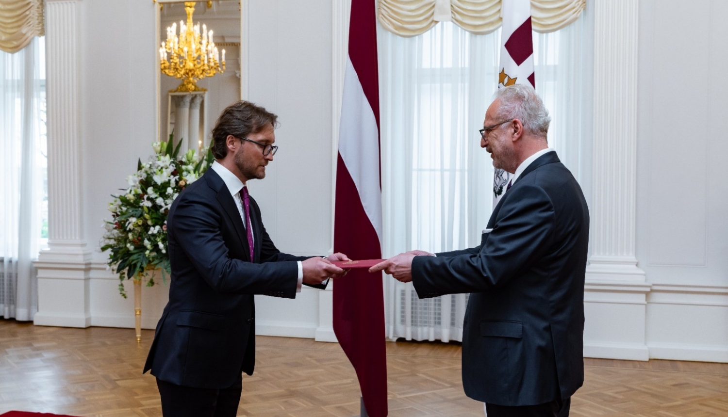 Valsts prezidents pasniedz akreditācijas vēstuli Latvijas vēstniekam Japānā Zigmāram Zilgalvim